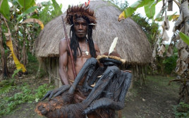 אלי מייבל משבט דאני, נושא את המומיה בת ה-250 שנה (צילום: Getty images)