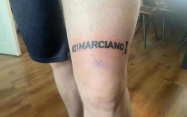 אוהד פיינורד שקעקע על רגלו את השם של אופיר מרציאנו (צילום: צילום מסך, מתוך פייסבוק)