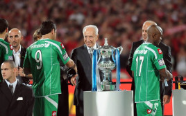 נשיא המדינה שמעון פרס לוחץ את ידי שחקני מכבי חיפה בגמר גביע המדינה (צילום: ברני ארדוב)
