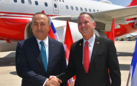 ראש הטקס מטעם משרד החוץ גיל השכל (מימין) ושר החוץ הטורקי מבלוט צ'אבושולו (משמאל) (צילום: שלומי אמסלם, לע"מ)