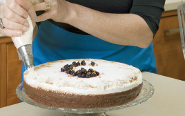 פסקל פרץ רובין מקשטת עוגה (צילום: פסקל פרץ-רובין)
