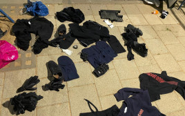 הפריטים שתפסה המשטרה בכפ"ס (צילום: דוברות המשטרה)