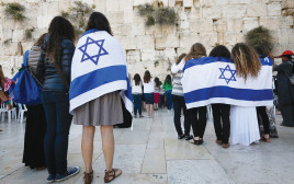 מחובקות עם דגל ישראל  (צילום: מרים אלסטר, פלאש 90)