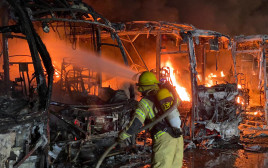 אוטובוסים נשרפו בקרית שמונה (צילום: דוברות כבאות והצלה)