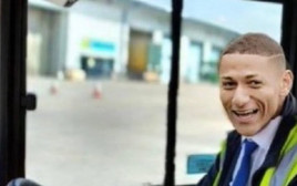 כוכב אברטון רישארליסון העלה לטוויטר תמונה שלו כנהג אוטובוס אחרי המתיחה על אוהדי ליברפול (צילום: צילום מסך, טוויטר,  Richarlison Andrade)