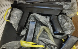 נשקים מסוג "קרלו" שנתפסו ברכבם של הפלסטינים (צילום: דוברות המשטרה)