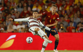 שחקן נבחרת פורטוגל כריסטיאנו רונאלדו מול שחקן נבחרת ספרד פאו טורס (צילום: רויטרס)