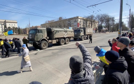 תושבים בחרסון מגרשים כוחות צבא רוסיים (צילום: רויטרס)