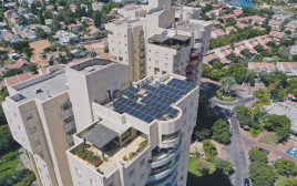 בניין מגורים על מערכת סולארית שהותקנה במודל ליסינג (צילום: וולטה סטאר)
