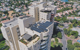 בניין מגורים על מערכת סולארית שהותקנה במודל ליסינג (צילום: וולטה סטאר)