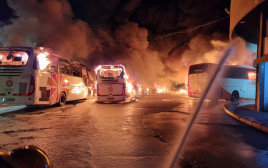 שריפת האוטובוסים בצפת (צילום: כבאות והצלה מחוז צפון)