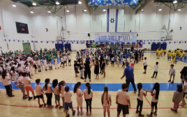 אירוע שיא לפרויקט "רוקדים כחול-לבן" בבתי הספר בפתח תקווה (צילום: מירי אקוני)