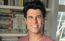 השחקן והמנחה טל מוסרי (צילום: נעם בן גוריון מוסרי)
