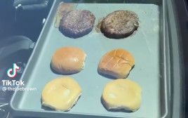 "אפשר לבשל ברכב מעומס החום", ההמבורגרים של בראון נצלו במכונית כעבור שעתיים (צילום: צילום מסך טיקטוק)