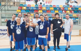 נבחרת אקים חיפה עם הגביע (צילום: באדיבות אקים חיפה)