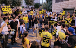 אוהדי בית"ר ירושלים מפגינים מול ביתה של סיגלית סייג (צילום: שלומי גבאי)