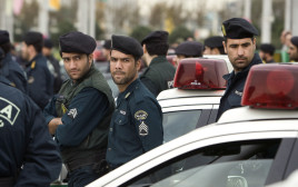 כוחות משטרה איראנים (צילום: REUTERS/MORTEZA NIKOUBAZL)