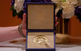 מדליית הנובל של דמיטרי מורטוב (צילום: REUTERS/David 'Dee' Delgado)