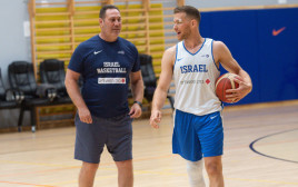 גל מקל עם המאמן גיא גודס באימון בחרת ישראל בכדורסל (צילום: ברני ארדוב)