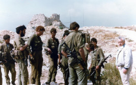 שר הביטחון אריאל שרון על מבצר הבופור עם חיילים  (צילום: ארכיון צה"ל במשרד הביטחון)