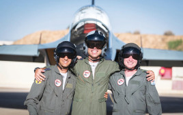 שלושת החברים מנבטים שסיימו קורס טיס (צילום: דובר צה"ל)