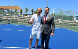 טניסאי העבר אנדי רם עם שגריר בחריין בישראל חאלד אל ג'לאמה (צילום: קרן שמש)