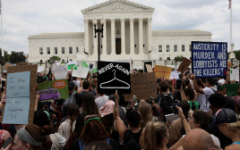 מפגינים מול בית המשפט העליון בארצות הברית לאחר ביטול הפסיקה המתירה הפלות (צילום: רויטרס)