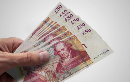 שטרות של 50 ליש"ט, אזרחי בריטניה יאלצו לבזבז את הכסף או להפקידו לבנק (צילום: אינג'אימג')