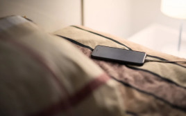 הטענה של טלפון ליד המיטה היא סכנה ממשית (צילום: Getty images)
