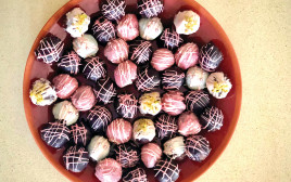 כדורי שוקולד מצופים (צילום: פסקל פרץ-רובין)