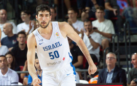 שחקן נבחרת ישראל בכדורסל יובל זוסמן (צילום: ברני ארדוב)