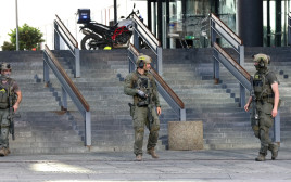 כוחות ביטחון מקומיים מחוץ לקניון בקופנהגן בו התרחש אירוע ירי (צילום: רויטרס)