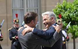 ראש הממשלה יאיר לפיד ונשיא צרפת עמנואל מקרון (צילום: עמוס בן גרשון, לע"מ)