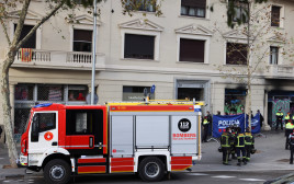 צוותי הצלה בברצלונה (צילום: REUTER/Nacho Doce)
