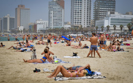 חוף ים בתל אביב (צילום: אבשלום ששוני)