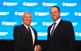 מימין לשמאל: מארק וילף ואלוף במיל׳ דורון אלמוג (צילום: אוליביה פיטוסי עבור הסוכנות היהודית)