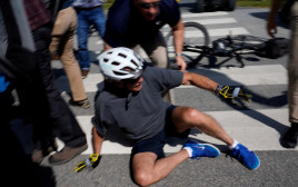 ג'ו ביידן נפל מהאופניים לעיני המצלמות (צילום: רויטרס)