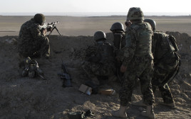 חיילים בריטים באפגניסטן (צילום: REUTERS/Abdul Malik)