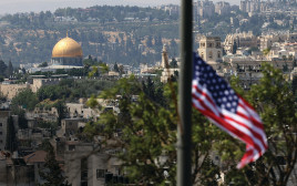דגל ארה"ב על רקע מזרח ירושלים (צילום: AHMAD GHARABLIAFP via Getty Images )