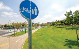 שביל אופניים בעיר. על פי מודל “עיר בטוחה” (צילום: דוברות עיריית פתח תקווה)