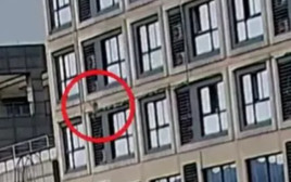 פעוטה נפלה מהקומה החמישית וניצלה על ידי עובר אורח (צילום: מתוך יוטיוב)