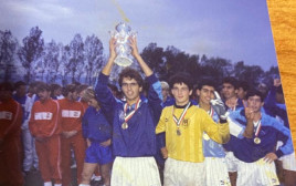 רן בן שמעון עם הגביע כשחקן נבחרת הנערים (צילום: אתר רשמי, ההתאחדות לכדורגל)