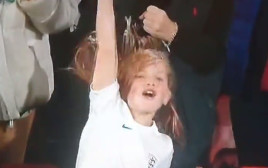 ילדה רוקדת ביציע אחרי ניצחון של נבחרת הנשים של אנגליה ביורו (צילום: צילום מסך, ספורט1)
