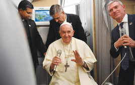 האפיפיור פרנציסקוס במסיבת העיתונאים (צילום: רויטרס)