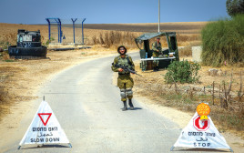 מחסום צבאי סמוך לרצועה (צילום: רויטרס)