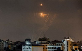 ירי רקטות מרצועת עזה (צילום: REUTERS/Ibraheem Abu Mustafa)