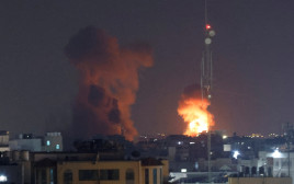 תקיפה בעזה (צילום: REUTERS/Ibraheem Abu Mustafa)