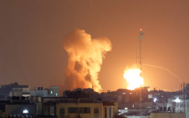 תקיפה בעזה (צילום: REUTERS/Ibraheem Abu Mustafa)
