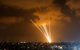 מטח רקטות מרצועת עזה במהלך מבצע עלות השחר (צילום: רויטרס)