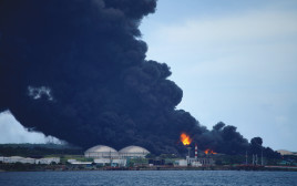 שריפת ענק פרצה במפעל נפט כתוצאה מפגיעת ברק (צילום: רויטרס)